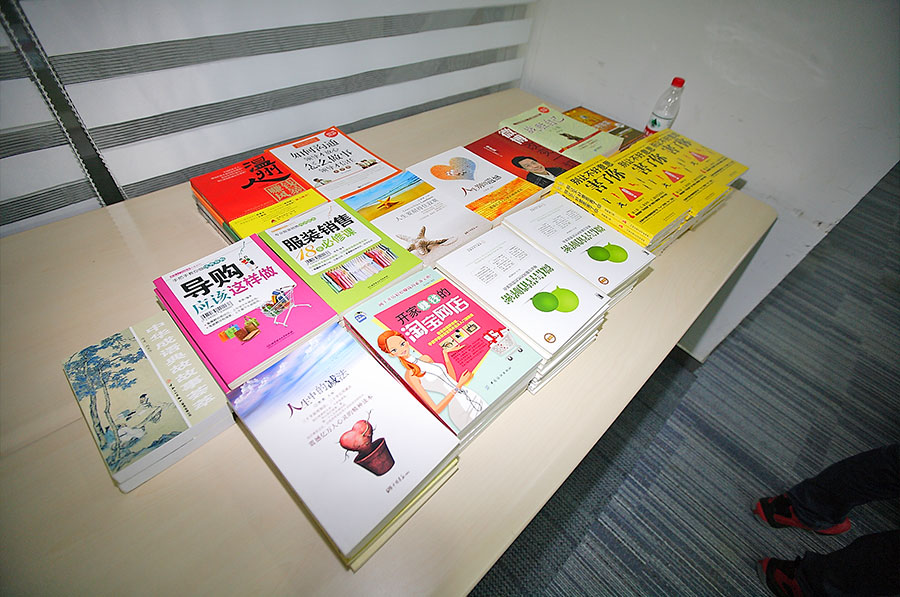 騰訊公益的志愿者們?yōu)闅堄褌儨?zhǔn)備的圖書(shū)