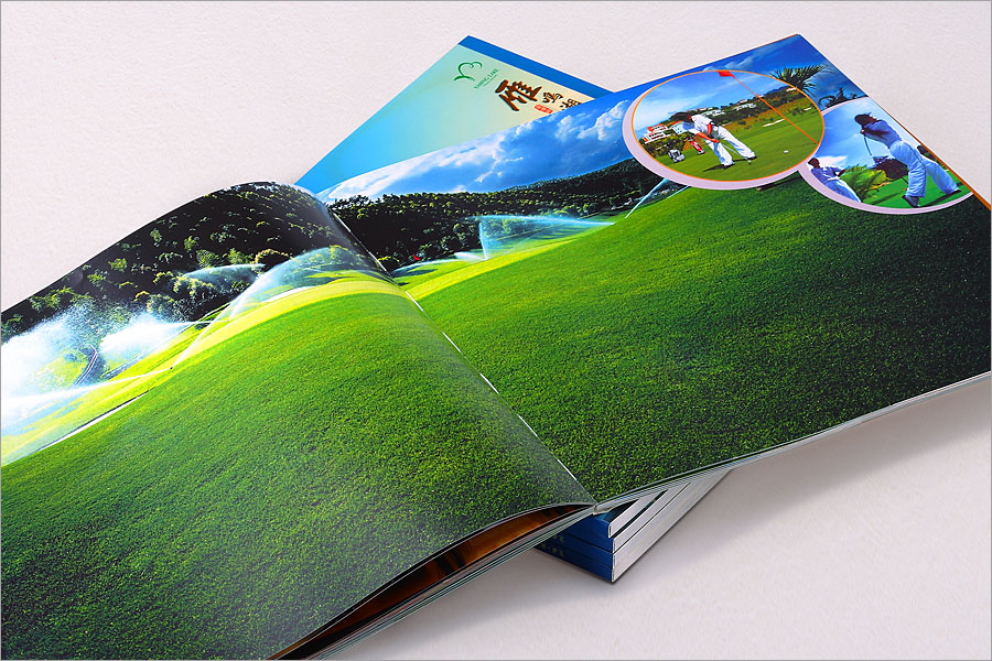 黑眼睛廣告為雁鳴湖旅游度假村印刷的大型風(fēng)光畫冊(cè)之內(nèi)頁(yè)高爾夫部分