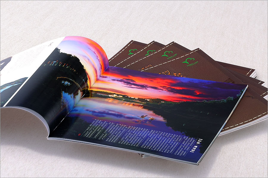 黑眼睛廣告為新版雁鳴湖旅游度假村大型畫冊(cè)設(shè)計(jì)的內(nèi)頁(yè)實(shí)拍效果