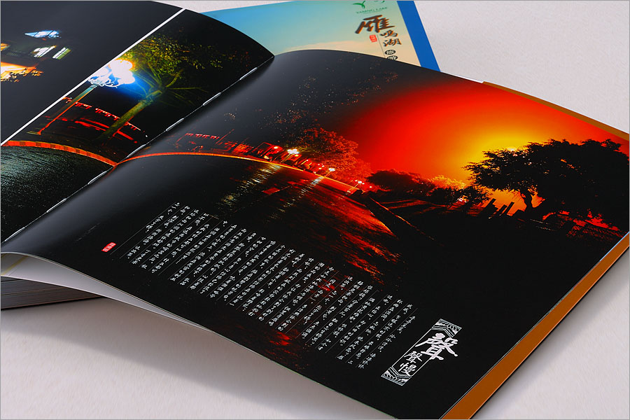 黑眼睛廣告為雁鳴湖旅游度假村印刷的大型風(fēng)光畫冊(cè)之內(nèi)頁(yè)雨夜部分