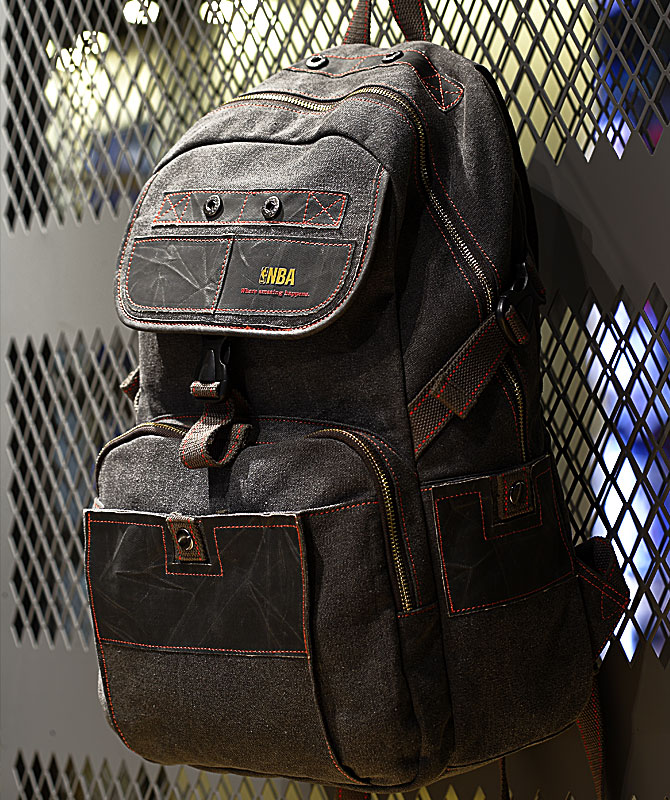  黑眼睛廣告為NBA拍攝的雙肩包