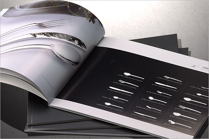 黑眼睛廣告為Pama印刷的產(chǎn)品畫冊(cè)內(nèi)頁(yè)實(shí)拍效果，印刷工藝為CMYK+專銀（五色印刷）