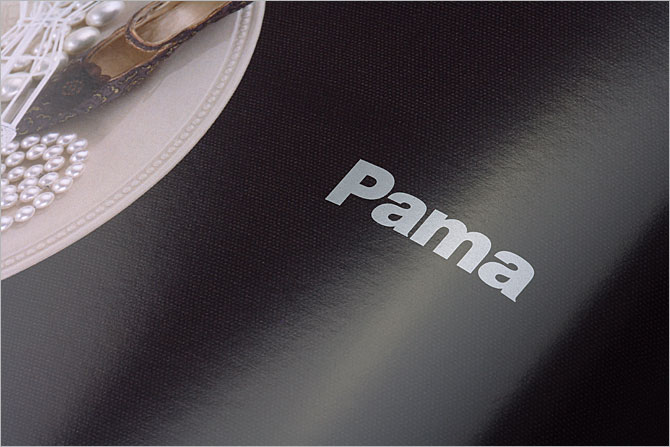 黑眼睛廣告為Pama印刷的產(chǎn)品畫冊(cè)內(nèi)頁(yè)實(shí)拍效果，印刷工藝為CMYK+專銀（五色印刷）