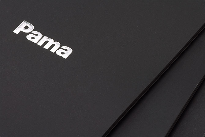 黑眼睛廣告為Pama印刷的產(chǎn)品畫冊(cè)封面實(shí)拍效果，logo燙銀工藝