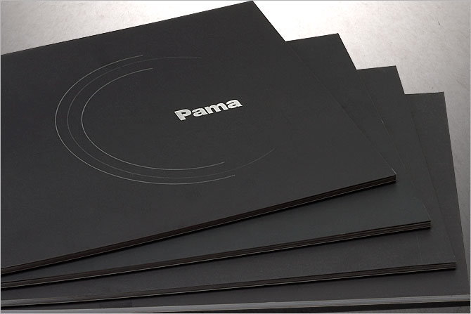 黑眼睛廣告為Pama印刷的產(chǎn)品畫冊(cè)封面實(shí)拍效果，logo燙銀工藝