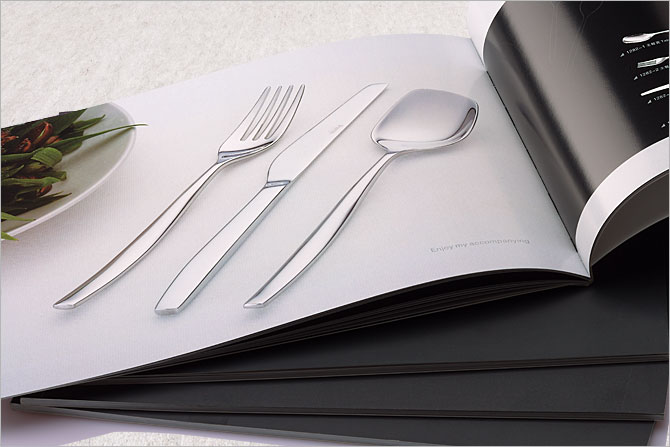 黑眼睛廣告為Pama印刷的產(chǎn)品畫冊(cè)內(nèi)頁(yè)實(shí)拍效果，印刷工藝為CMYK+專銀（五色印刷）