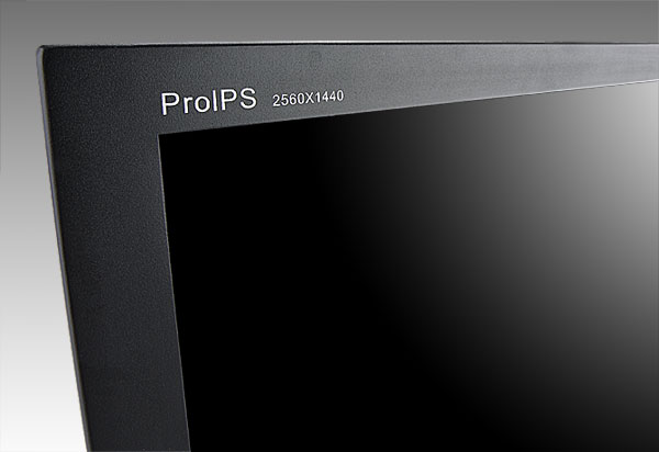 睿顯專業(yè)顯示器特寫角度拍攝，強(qiáng)調(diào)分辨率是2560px X 1440px的重要產(chǎn)品信息