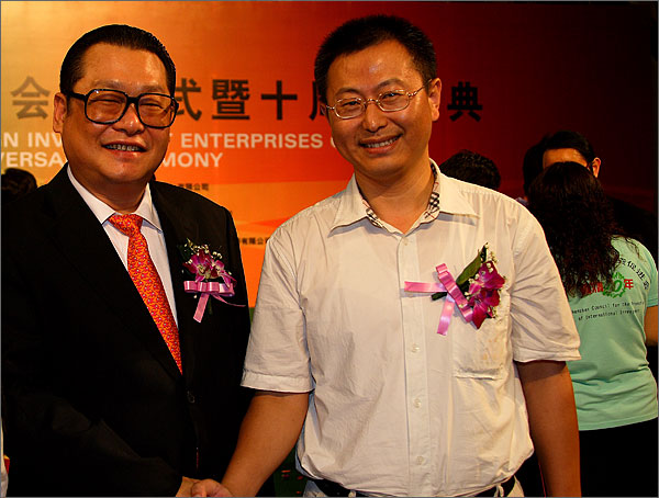 深圳市黑眼睛廣告有限公司文總和深圳市委常委、副市長、外運會組委會主任陳應春親切握手留影