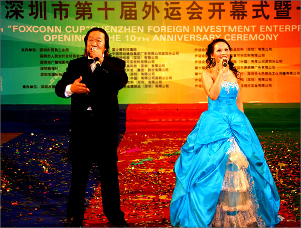 音樂教師劉傳義、著名女歌唱家“小韋唯”（侯南宇）共同高歌——《快樂出發》