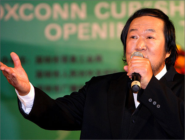 外運會開幕式上由國家一級演員、著名男高音歌唱家、深圳東方英文書院音樂教師劉傳義