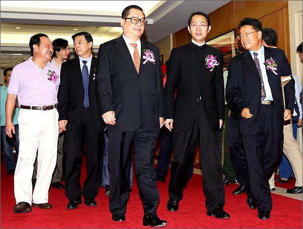 深圳市委常委、市政府副市長、外運會組委會主任陳應春、與會其他領導步入會場