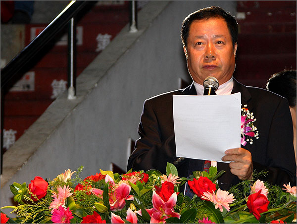 深圳市貿易工業局黨組成員、深圳市世貿組織事務中心主任、外運會組委會副主任張金生主持了開幕式