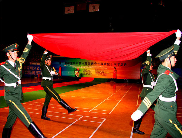 駐深武警戰士護衛國旗入場