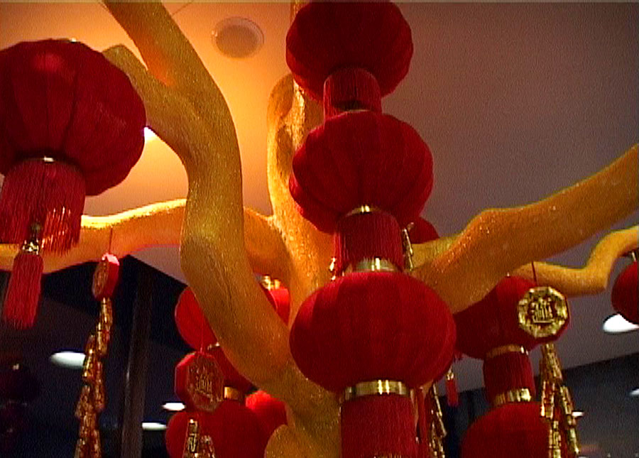 萬科新年氣氛營造方案-地產總部大堂安裝燈籠掛滿樹的效果